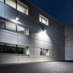 Projecteur LED extérieur mural slim, boîtier rectangulaire noir, faisceau blanc diffus éclairant façade