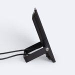 Projecteur LED slim noir avec boîtier plat et support orientable, câbles visibles