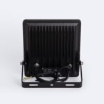 Projecteur LED extérieur noir, dos à ailettes métalliques, support orientable et câble d'alimentation visible