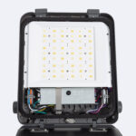 Projecteur LED noir, module LED carré apparent, boîtier étanche et câblage interne visibles