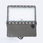 Projecteur LED extérieur rectangulaire gris métal, lentille à matrices LED, boîtier plat avec câble et fixation ajustable