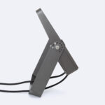 Projecteur LED extérieur gris métal avec support réglable en équerre et câbles d'alimentation visibles