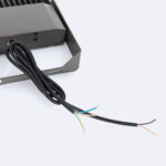 Projecteur LED extérieur gris avec support métallique et câble d'alimentation dénudé montrant fils colorés