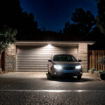 Projecteur LED extérieur mural noir, faisceau large éclairant une porte de garage