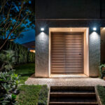 Projecteur LED extérieur mural compact directionnel éclairant l'entrée, faisceau doux vers le bas