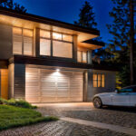 Projecteur LED extérieur noir monté au-dessus du garage, boîtier rectangulaire étanche, éclairage chaud directionnel