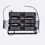 Projecteur LED noir plat à modules, support métallique et boîtiers d'alimentation visibles avec câbles