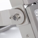 Projecteur LED support articulé gris, axe inox et graduation d'angle pour réglage d'orientation