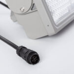 Projecteur LED extérieur gris avec connecteur étanche circulaire et câble