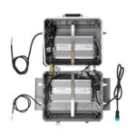 Projecteur LED boîtier métallique gris ouvert avec deux drivers visibles et câbles de connexion