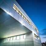 Projecteur LED extérieur blanc monté en façade éclairant vers le bas