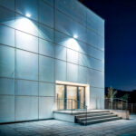 Projecteur LED extérieur mural blanc, éclairage puissant dirigeant faisceau large sur façade