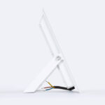 Projecteur LED extérieur blanc avec support inclinable, boîtier plat et câbles électriques visibles