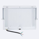 Projecteur LED extérieur rectangulaire blanc avec câbles d'alimentation visibles et support orientable
