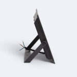 Projecteur LED noir orientable sur support, panneau plat rectangulaire et câbles électriques visibles