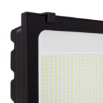 Projecteur LED rectangulaire noir avec matrice de LED et diffuseur blanc