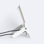 Projecteur LED blanc slim sur support réglable, boîtier plat rectangulaire et câbles visibles