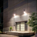 Projecteur LED blanc mural slim éclairant porte d'entrée