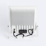 Projecteur LED blanc extérieur avec dissipateur à ailettes, support réglable et câbles d'alimentation visibles