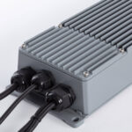 Boîtier driver LED gris aluminium à ailettes avec presse-étoupes et fixation pour projecteur extérieur