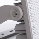 Projecteur LED extérieur rectangulaire gris avec dissipateur thermique à ailettes et support de fixation réglable