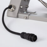 Projecteur LED avec câble noir et connecteur étanche circulaire, support métallique réglable