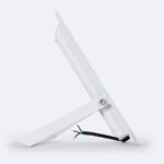 Projecteur LED blanc à support réglable, profil plat et câbles électriques apparents