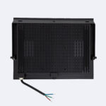 Projecteur LED noir rectangulaire à dissipateur rainuré, avec supports de fixation latéraux et câble d'alimentation apparent