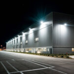 Projecteur LED extérieur mural blanc slim, éclairage puissant pour façade industrielle