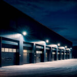 Projecteur LED mural noir éclairant quais de bâtiment industriel la nuit