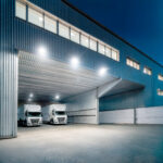 Projecteur LED blanc à profil fin monté sous auvent, éclairage de quai de chargement extérieur