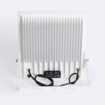 Projecteur LED blanc, boîtier à ailettes thermiques, support inclinable et câbles d'alimentation visibles