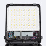 Projecteur LED rectangulaire noir avec panneau LED apparent et boîtier ouvert montrant drivers et câblage