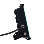 Projecteur LED extérieur noir compact, boîtier métallique rectangulaire, support réglable et câble avec presse-étoupe