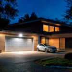 Projecteur LED extérieur mural rectangulaire blanc éclairant l'entrée de garage