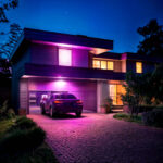 Projecteur LED extérieur fixé au mur éclairant la façade et l'entrée en violet