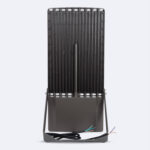 Projecteur LED extérieur noir, profil plat avec dissipateur rainuré, support de fixation orientable et câbles d'alimentation