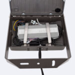 Projecteur LED extérieur ouvert, boîtier métal, driver aluminium visible et câbles, support de fixation articulé