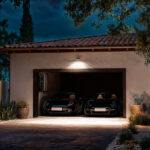 Projecteur LED extérieur mural monté au-dessus d'un garage, éclairage blanc chaud, boîtier rectangulaire noir