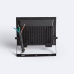 Projecteur LED extérieur noir rectangulaire avec dissipateur, support de fixation réglable et câbles électriques visibles