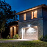 Projecteur LED extérieur mural au-dessus d'un garage, lumière chaude, boîtier rectangulaire