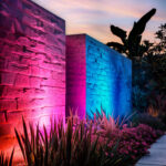 Projecteur LED extérieur posé au sol, éclairage RGB lavant les murs en rose et bleu