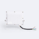 Projecteur LED rectangulaire blanc avec ailettes de refroidissement, support sur pied et câble à trois conducteurs