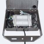 Projecteur LED extérieur ouvert avec boîtier métal gris, driver électronique et faisceau de câbles visibles