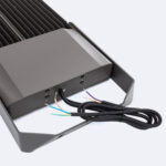 Projecteur LED extérieur gris avec support de fixation et câbles d'alimentation visibles