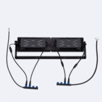 Projecteur LED double panneau noir, support métallique et câbles d'alimentation visibles