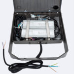 Projecteur LED boîtier ouvert avec deux drivers argentés, câbles de connexion et support de fixation métallique