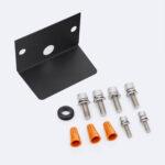 Kit de fixation pour projecteur LED comprenant équerre métallique noire, vis, écrous, rondelle et connecteurs orange