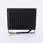 Projecteur LED rectangulaire noir en aluminium, ailettes thermiques, support réglable et câble d'alimentation apparent