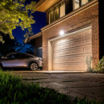 Projecteur LED 50W monté au-dessus d'un garage, éclairage extérieur mural